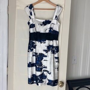 Jones New York size 8 lined and tiered dress